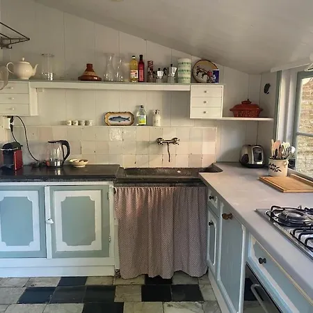Сasa de vacaciones Characteristic Two Bedroom Home, Free Parking.