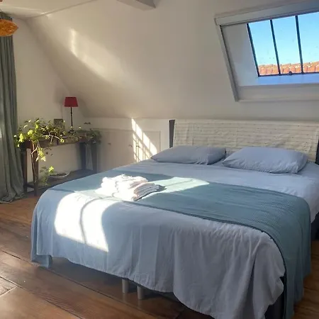 Characteristic Two Bedroom Home, Free Parking.