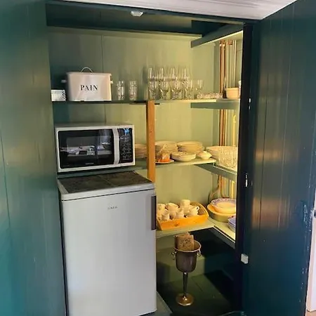 Characteristic Two Bedroom Home, Free Parking. Сasa de vacaciones