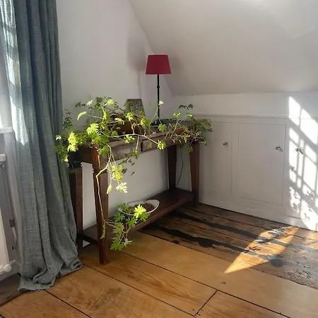 Characteristic Two Bedroom Home, Free Parking. Edam